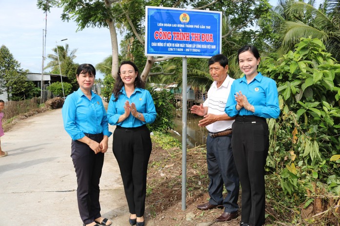 Vừa làm đường, vừa tặng nhà- Ảnh 1. Vừa làm đường, vừa tặng nhà- Ảnh 1.