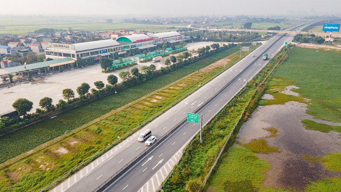 Gấp rút xây trạm dừng trên đường cao tốc- Ảnh 1. Gấp rút xây trạm dừng trên đường cao tốc- Ảnh 1.