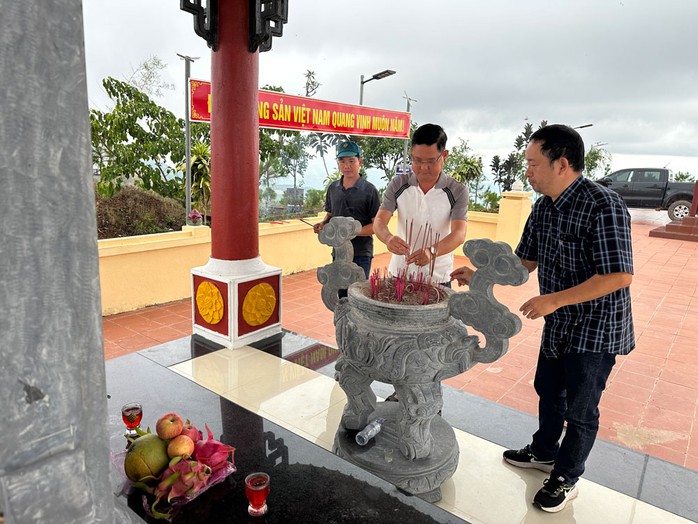 Cán bộ, người dân địa phương vẫn thường xuyên đến thắp hương ở Nhà bia Tưởng niệm Sạc Ly 1015 Cán bộ, người dân địa phương vẫn thường xuyên đến thắp hương ở Nhà bia Tưởng niệm Sạc Ly 1015