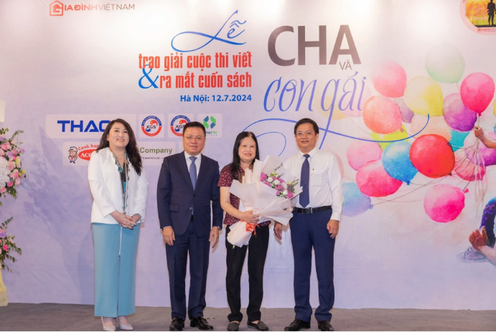Trao giải cuộc thi viết "Cha và con gái"- Ảnh 1. Trao giải cuộc thi viết "Cha và con gái"- Ảnh 1.