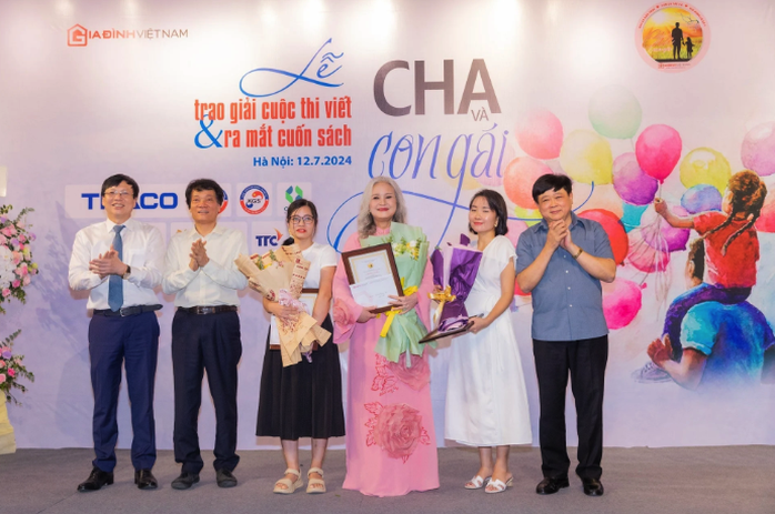 Trao giải cuộc thi viết "Cha và con gái"- Ảnh 4. Trao giải cuộc thi viết "Cha và con gái"- Ảnh 4.