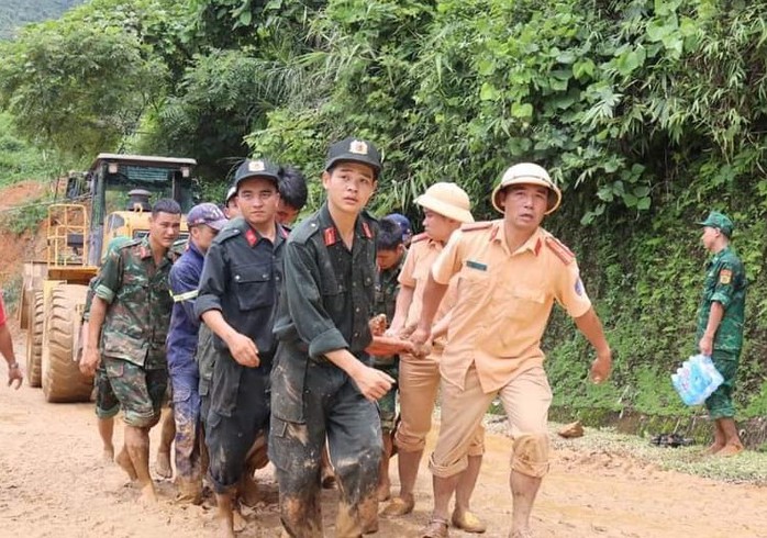 Vụ sạt lở đất vùi lấp xe khách ở Hà Giang: Số tử vong tăng lên 11 người- Ảnh 1. Vụ sạt lở đất vùi lấp xe khách ở Hà Giang: Số tử vong tăng lên 11 người- Ảnh 1.
