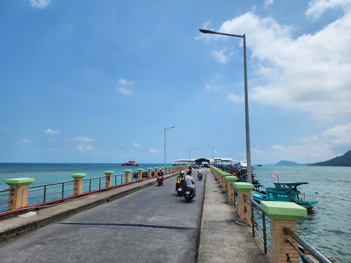 Toàn bộ tàu, phà đi Phú Quốc và ngược lại tạm ngưng hoạt động - Ảnh 1. Toàn bộ tàu, phà đi Phú Quốc và ngược lại tạm ngưng hoạt động - Ảnh 1.