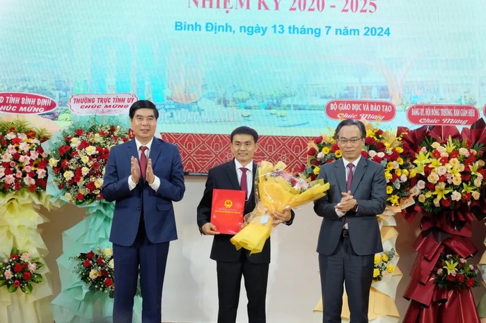 Công bố quyết định công nhận tân Hiệu trưởng Trường ĐH Quy Nhơn- Ảnh 3. Công bố quyết định công nhận tân Hiệu trưởng Trường ĐH Quy Nhơn- Ảnh 3.