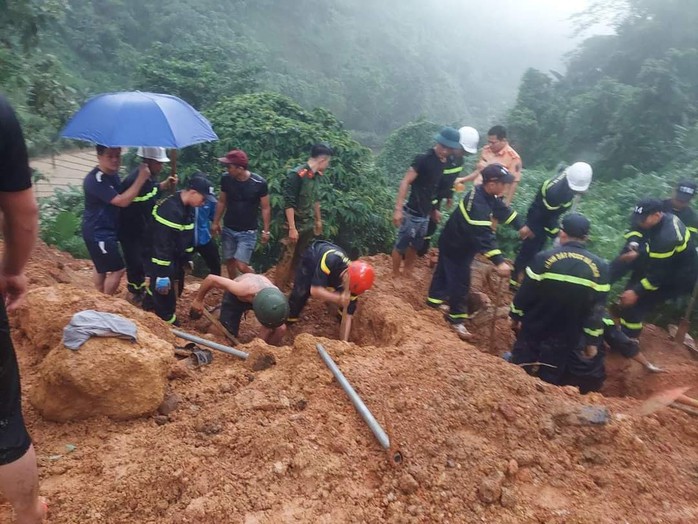 Vụ sạt lở đất vùi lấp xe khách ở Hà Giang: Số tử vong tăng lên 11 người- Ảnh 3. Vụ sạt lở đất vùi lấp xe khách ở Hà Giang: Số tử vong tăng lên 11 người- Ảnh 3.