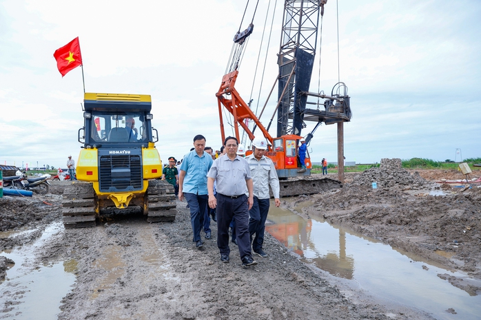Thủ tướng Phạm Minh Chính tiếp tục băng đồng kiểm tra dự án cao tốc ở miền Tây- Ảnh 1. Thủ tướng Phạm Minh Chính tiếp tục băng đồng kiểm tra dự án cao tốc ở miền Tây- Ảnh 1.
