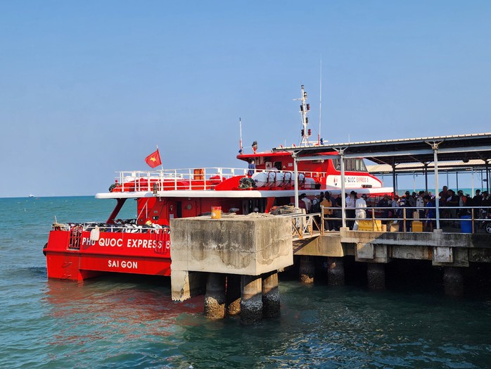Toàn bộ tàu, phà đi Phú Quốc và ngược lại tạm ngưng hoạt động - Ảnh 2. Toàn bộ tàu, phà đi Phú Quốc và ngược lại tạm ngưng hoạt động - Ảnh 2.
