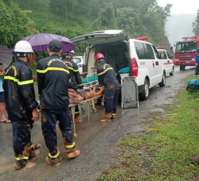 Sạt lở đất vùi lấp xe khách 8 người tử vong: Xuống đẩy xe qua chỗ sạt thì gặp nạn- Ảnh 3. Sạt lở đất vùi lấp xe khách 8 người tử vong: Xuống đẩy xe qua chỗ sạt thì gặp nạn- Ảnh 3.
