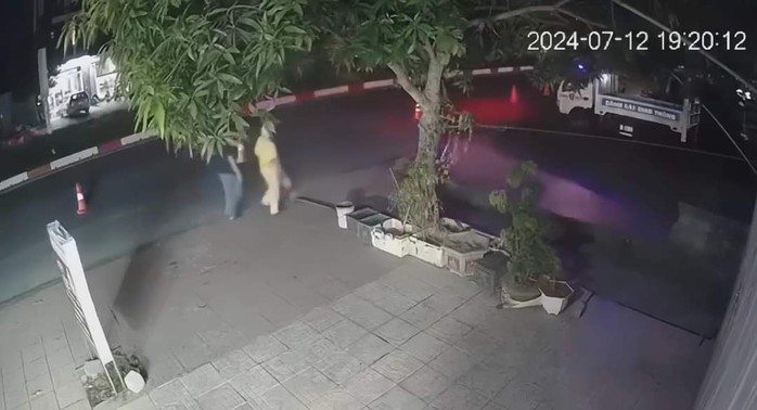 Cảnh sát giao thông bị xe tông tại khu vực chốt kiểm tra nồng độ cồn - Ảnh 1. Cảnh sát giao thông bị xe tông tại khu vực chốt kiểm tra nồng độ cồn - Ảnh 1.