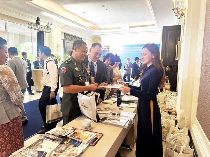 Doanh nghiệp Campuchia tại quầy thông tin của Saigontourist Group Doanh nghiệp Campuchia tại quầy thông tin của Saigontourist Group