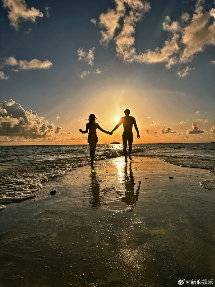 Soái ca và mỹ nữ yêu đương, dân mạng "ném đá"- Ảnh 2. Soái ca và mỹ nữ yêu đương, dân mạng "ném đá"- Ảnh 2.