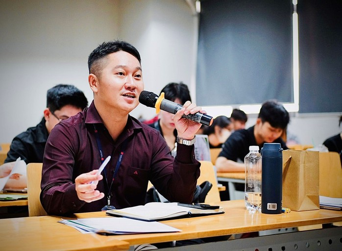 ThS Lê Anh Tú, giảng viên Khoa Quan hệ Công chúng - Truyền thông Trường ĐH Văn Lang (TP HCM), nói về kinh nghiệm ứng phó khủng hoảng truyền thông Ảnh: AN NA ThS Lê Anh Tú, giảng viên Khoa Quan hệ Công chúng - Truyền thông Trường ĐH Văn Lang (TP HCM), nói về kinh nghiệm ứng phó khủng hoảng truyền thông Ảnh: AN NA