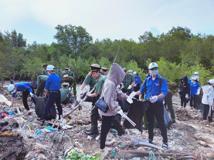 Đoàn viên, thanh niên Bạc Liêu đã thu gom hàng chục tấn rác thải để góp phần bảo vệ môi trường Ảnh: TỈNH ĐOÀN BẠC LIÊU