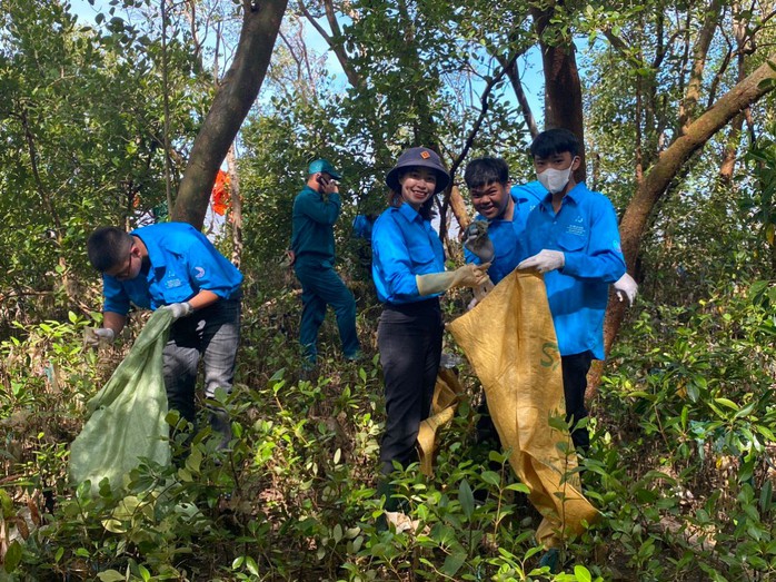 Đoàn viên, thanh niên ở Cà Mau thu gom rác tại những khu vực bãi bồi ven biển. Ảnh: TỈNH ĐOÀN CÀ MAU