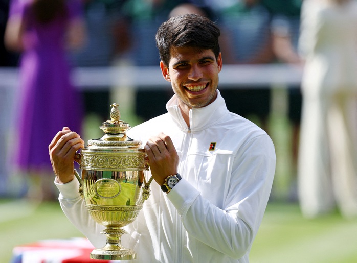 Wimbledon: Thắng áp đảo Djokovic, Alcaraz có Grand Slam thứ 4 nhanh hơn "Big 3"- Ảnh 2. Wimbledon: Thắng áp đảo Djokovic, Alcaraz có Grand Slam thứ 4 nhanh hơn "Big 3"- Ảnh 2.