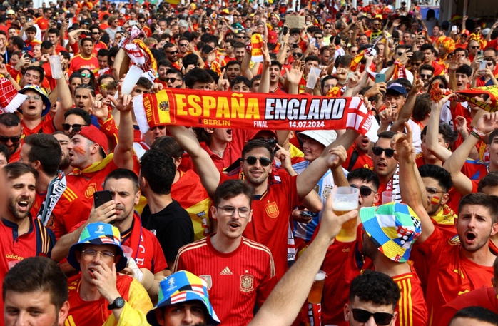 Euro 2024: Náo nhiệt thị trường vé chợ đen trận chung kết- Ảnh 1. Euro 2024: Náo nhiệt thị trường vé chợ đen trận chung kết- Ảnh 1.