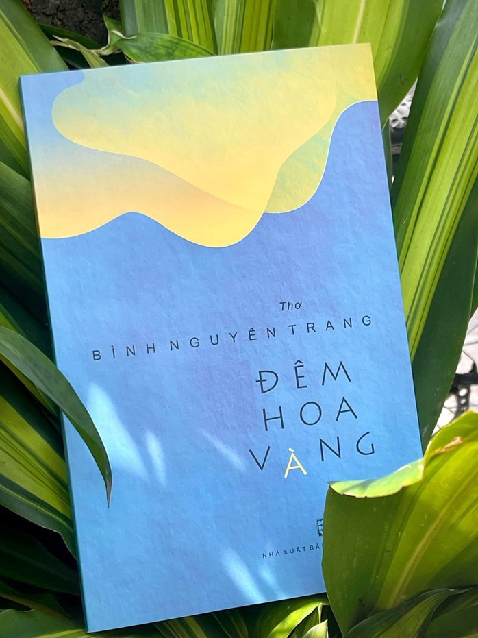 Ra mắt tập thơ "Đêm hoa vàng"- Ảnh 1. Ra mắt tập thơ "Đêm hoa vàng"- Ảnh 1.