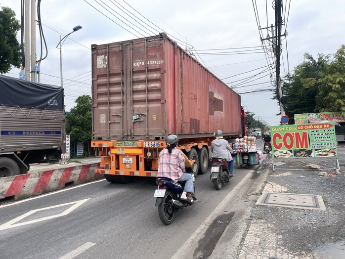 Chuẩn bị cấm xe tải 2 "tuyến đường đen" ở huyện Hóc Môn- Ảnh 2. Chuẩn bị cấm xe tải 2 "tuyến đường đen" ở huyện Hóc Môn- Ảnh 2.