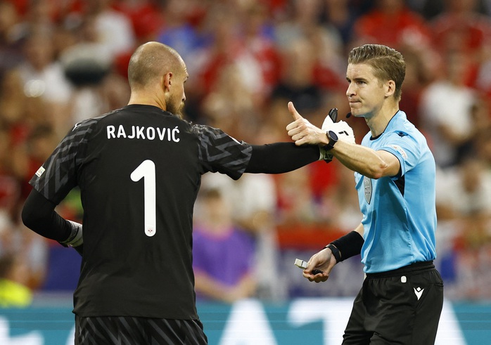 Trọng tài Letexier và thủ môn Serbia Predrag Rajkovic Trọng tài Letexier và thủ môn Serbia Predrag Rajkovic