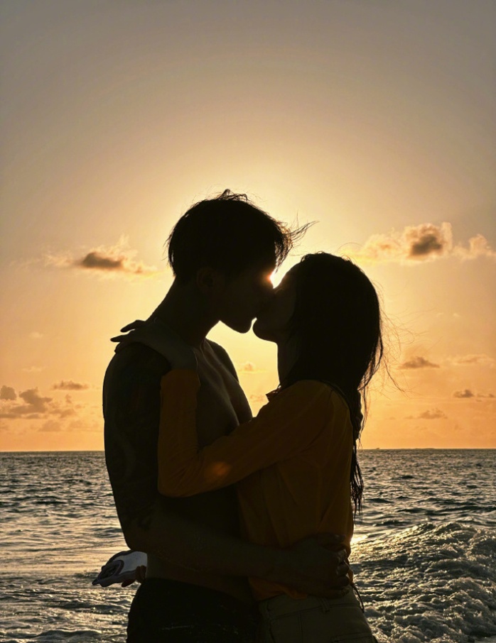 Soái ca và mỹ nữ yêu đương, dân mạng "ném đá"- Ảnh 1. Soái ca và mỹ nữ yêu đương, dân mạng "ném đá"- Ảnh 1.