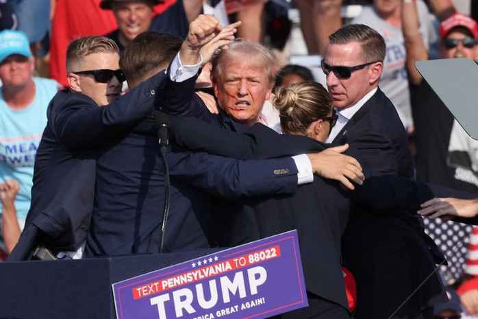 Rộ thuyết âm mưu vụ ám sát hụt ông Donald Trump là dàn dựng- Ảnh 1. Rộ thuyết âm mưu vụ ám sát hụt ông Donald Trump là dàn dựng- Ảnh 1.