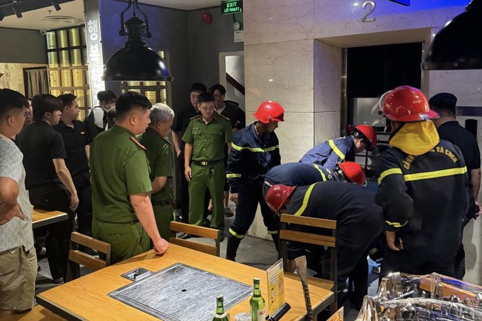 TP HCM: Sự cố thang máy ở nhà hàng Kpub, cảnh sát giải cứu 9 người- Ảnh 1. TP HCM: Sự cố thang máy ở nhà hàng Kpub, cảnh sát giải cứu 9 người- Ảnh 1.