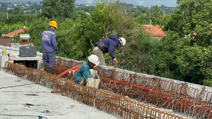 Công nhân thi công cầu Bạch Đằng nối 2 tỉnh Bình Dương và Đồng Nai Ảnh: THANH THẢO Công nhân thi công cầu Bạch Đằng nối 2 tỉnh Bình Dương và Đồng Nai Ảnh: THANH THẢO