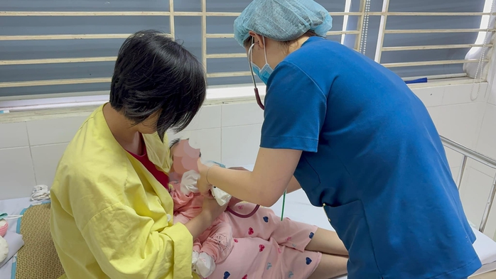 Bé sơ sinh toàn thân nổi mụn nước vì lây thủy đậu từ mẹ- Ảnh 2. Bé sơ sinh toàn thân nổi mụn nước vì lây thủy đậu từ mẹ- Ảnh 2.
