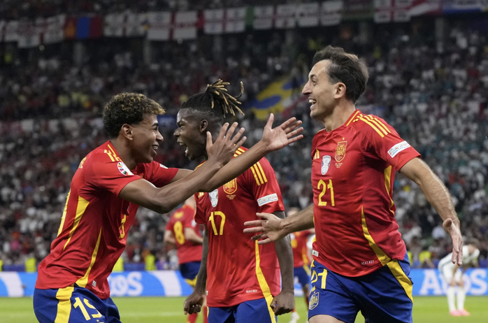 Khoảnh khắc Oyarzabal trở thành "người hùng Tây Ban Nha" tại Euro 2024- Ảnh 8. Khoảnh khắc Oyarzabal trở thành "người hùng Tây Ban Nha" tại Euro 2024- Ảnh 8.