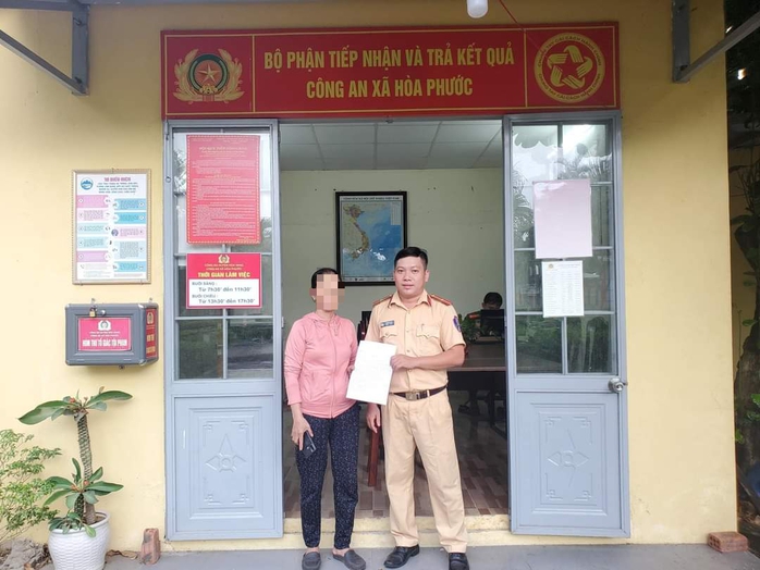 Đà Nẵng: Một thiếu uý ngăn chặn vụ lừa đảo chuyển tiền ngay tại ngân hàng- Ảnh 1. Bà T. viết thư cảm ơn gửi đến Công an xã Hòa Phước, huyện Hòa Vang, Đà Nẵng