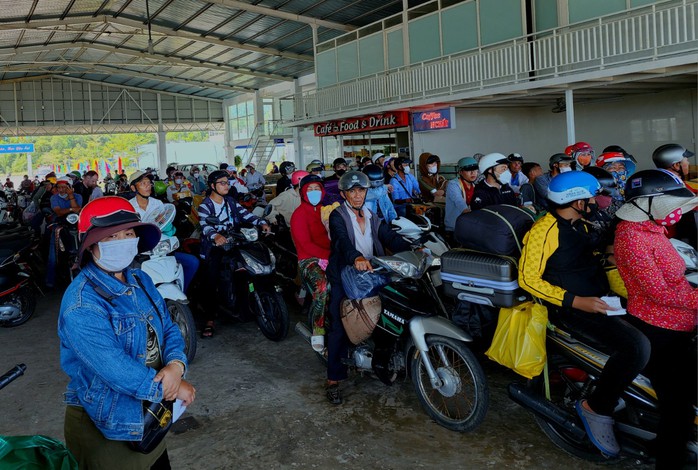 Hơn 700 khách kẹt trên đảo Nam Du, hàng ngàn khách đã rời Phú Quốc- Ảnh 1. Hơn 700 khách kẹt trên đảo Nam Du, hàng ngàn khách đã rời Phú Quốc- Ảnh 1.
