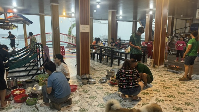 Hơn 700 khách kẹt trên đảo Nam Du, hàng ngàn khách đã rời Phú Quốc- Ảnh 3. Hơn 700 khách kẹt trên đảo Nam Du, hàng ngàn khách đã rời Phú Quốc- Ảnh 3.