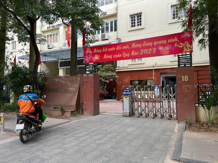 Lãnh đạo Sở TN-MT, văn phòng đăng ký đất đai Hà Nội bị thành phố “bêu tên”- Ảnh 1. Lãnh đạo Sở TN-MT, văn phòng đăng ký đất đai Hà Nội bị thành phố “bêu tên”- Ảnh 1.