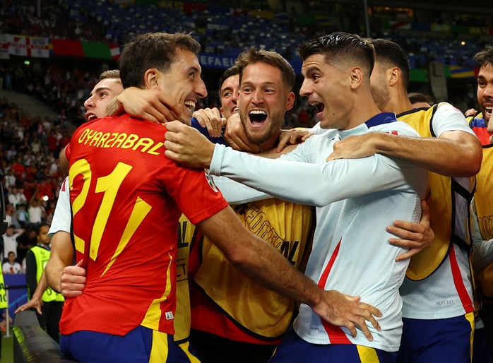 Khoảnh khắc Oyarzabal trở thành "người hùng Tây Ban Nha" tại Euro 2024- Ảnh 7. Khoảnh khắc Oyarzabal trở thành "người hùng Tây Ban Nha" tại Euro 2024- Ảnh 7.