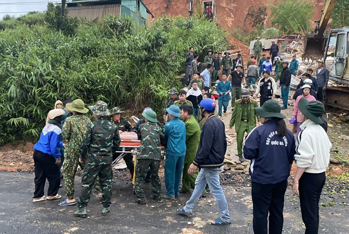 Lâm Đồng: Sạt lở đất vào sáng sớm vùi lấp ngôi nhà, 1 giáo viên tử vong- Ảnh 2. Lâm Đồng: Sạt lở đất vào sáng sớm vùi lấp ngôi nhà, 1 giáo viên tử vong- Ảnh 2.