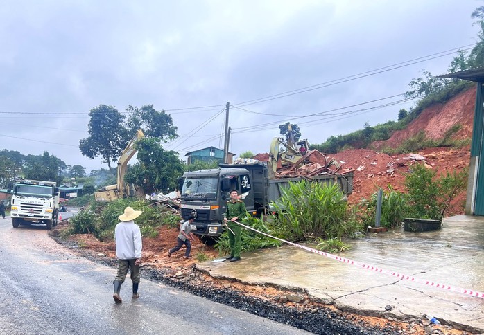 Lâm Đồng: Sạt lở đất vào sáng sớm vùi lấp ngôi nhà, 1 giáo viên tử vong- Ảnh 3. Lâm Đồng: Sạt lở đất vào sáng sớm vùi lấp ngôi nhà, 1 giáo viên tử vong- Ảnh 3.