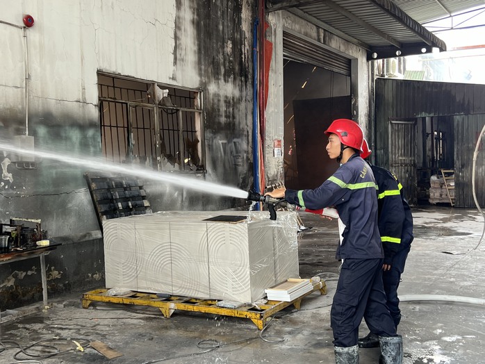 CLIP: Cột khói bốc cao kèm nhiều tiếng nổ tại Công ty TNHH đồ gỗ Ly Long- Ảnh 2. CLIP: Cột khói bốc cao kèm nhiều tiếng nổ tại Công ty TNHH đồ gỗ Ly Long- Ảnh 2.