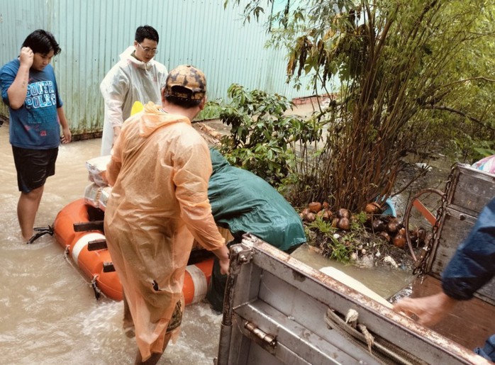 Hình ảnh lực lượng vũ trang căng mình cứu hộ người dân ở Phú Quốc- Ảnh 5. Hình ảnh lực lượng vũ trang căng mình cứu hộ người dân ở Phú Quốc- Ảnh 5.