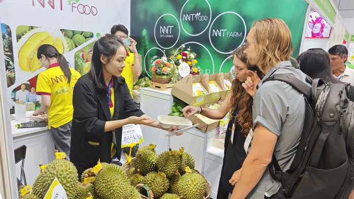 Sầu riêng Musang King (bên trái) và sầu riêng Ri 6, Dona được trưng bày tại một hội chợ quốc tế diễn ra tại TP HCM đầu năm 2024 Sầu riêng Musang King (bên trái) và sầu riêng Ri 6, Dona được trưng bày tại một hội chợ quốc tế diễn ra tại TP HCM đầu năm 2024