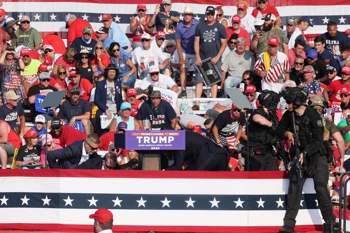 Hành động "lạ" của ông Trump sau khi bị bắn, làm rộ thuyết âm mưu- Ảnh 1. Hành động "lạ" của ông Trump sau khi bị bắn, làm rộ thuyết âm mưu- Ảnh 1.