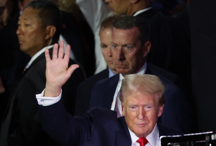Ông Trump xuất hiện tại RNC với miếng băng lớn che tai- Ảnh 2.