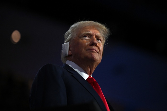 Ông Trump xuất hiện tại RNC với miếng băng lớn che tai- Ảnh 3.