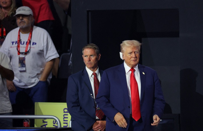 Ông Trump xuất hiện tại RNC với miếng băng lớn che tai- Ảnh 1.