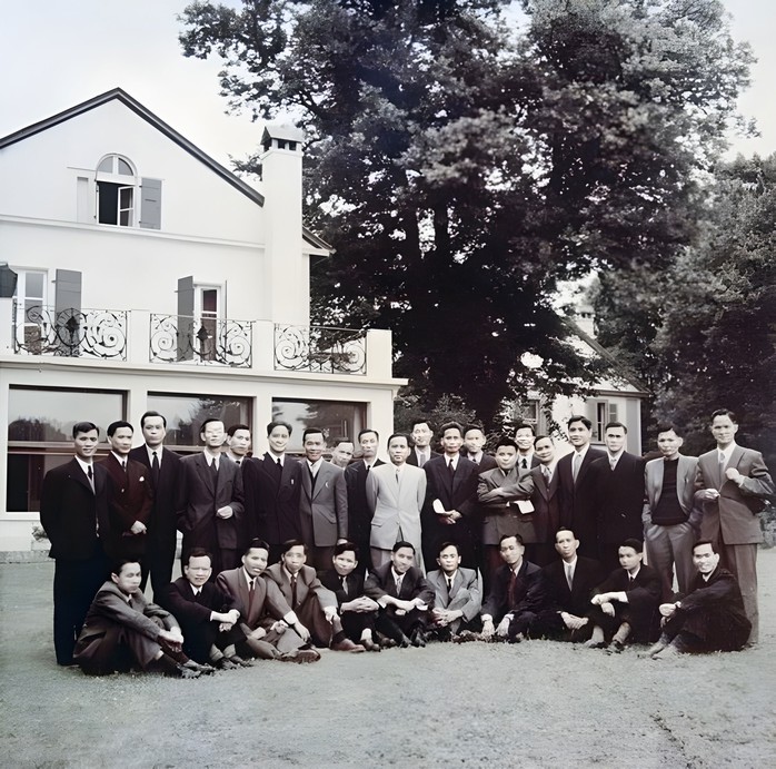 Phái đoàn Chính phủ Việt Nam Dân chủ Cộng hòa tham dự Hội nghị Geneva về Đông Dương (1954) chụp ảnh chung tại trụ sở phái đoàn ở Villa Cadre Ảnh: Tư liệu TTXVN Phái đoàn Chính phủ Việt Nam Dân chủ Cộng hòa tham dự Hội nghị Geneva về Đông Dương (1954) chụp ảnh chung tại trụ sở phái đoàn ở Villa Cadre Ảnh: Tư liệu TTXVN