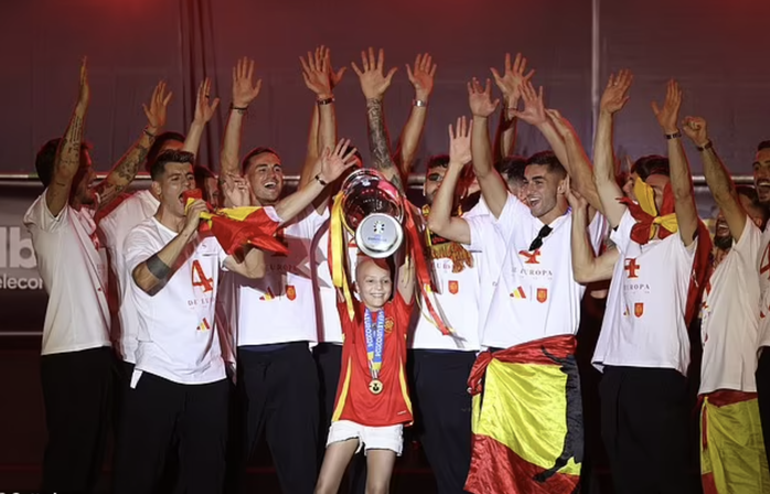 Hoành tráng lễ rước cúp vô địch Euro 2024 của tuyển Tây Ban Nha tại Madrid- Ảnh 13. Hoành tráng lễ rước cúp vô địch Euro 2024 của tuyển Tây Ban Nha tại Madrid- Ảnh 13.