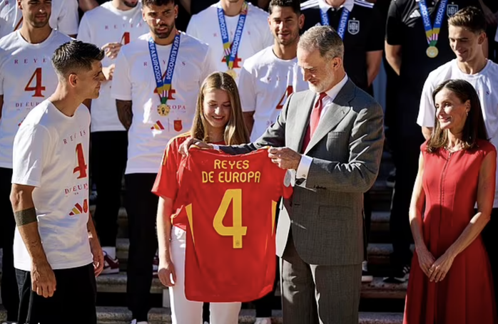 Hoành tráng lễ rước cúp vô địch Euro 2024 của tuyển Tây Ban Nha tại Madrid- Ảnh 4. Hoành tráng lễ rước cúp vô địch Euro 2024 của tuyển Tây Ban Nha tại Madrid- Ảnh 4.