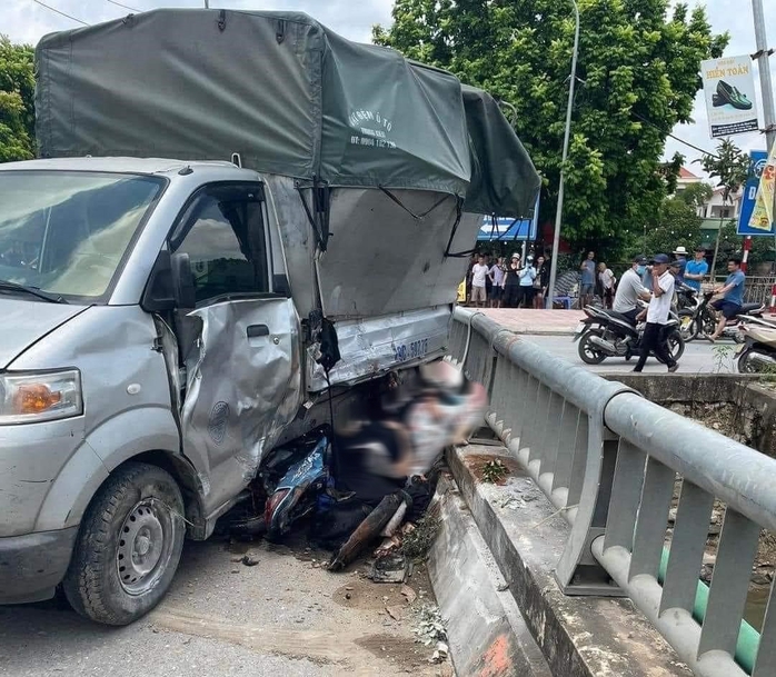 Bị xe tải ép vào thành cầu, 4 người đi xe máy tử vong- Ảnh 1. Bị xe tải ép vào thành cầu, 4 người đi xe máy tử vong- Ảnh 1.