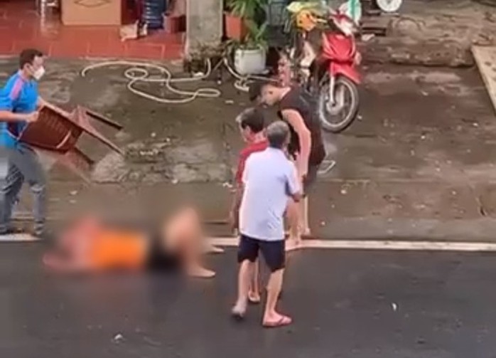 Nữ giáo viên bị chồng cầm dao chém liên tiếp- Ảnh 1. Nữ giáo viên bị chồng cầm dao chém liên tiếp- Ảnh 1.