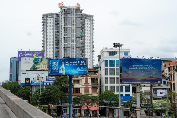 Quảng cáo ngoài trời ở Hà Nội: Đề xuất thành phố cho cấp phép tạm để quản lý nội dung- Ảnh 1. Quảng cáo ngoài trời ở Hà Nội: Đề xuất thành phố cho cấp phép tạm để quản lý nội dung- Ảnh 1.