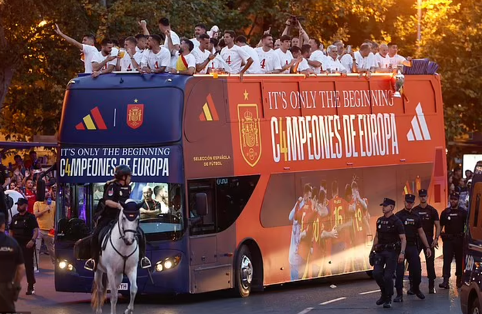 Hoành tráng lễ rước cúp vô địch Euro 2024 của tuyển Tây Ban Nha tại Madrid- Ảnh 6. Hoành tráng lễ rước cúp vô địch Euro 2024 của tuyển Tây Ban Nha tại Madrid- Ảnh 6.